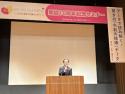 知事が壇上であいさつしている