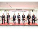 「知事が記念式典にてテープカットを行っている」