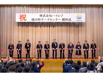 知事がテープカットを行っている