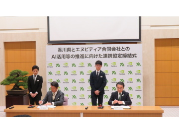 知事がサインをしている