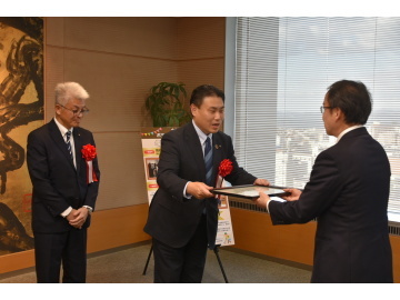 知事が表彰状を渡している