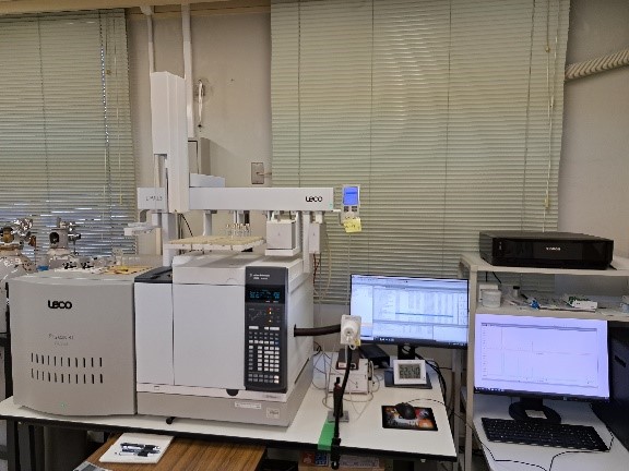 匂いかぎ付きガスクロマトグラフ飛行時間型質量分析装置の写真