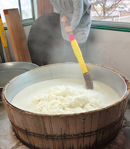 米を煮る様子の写真