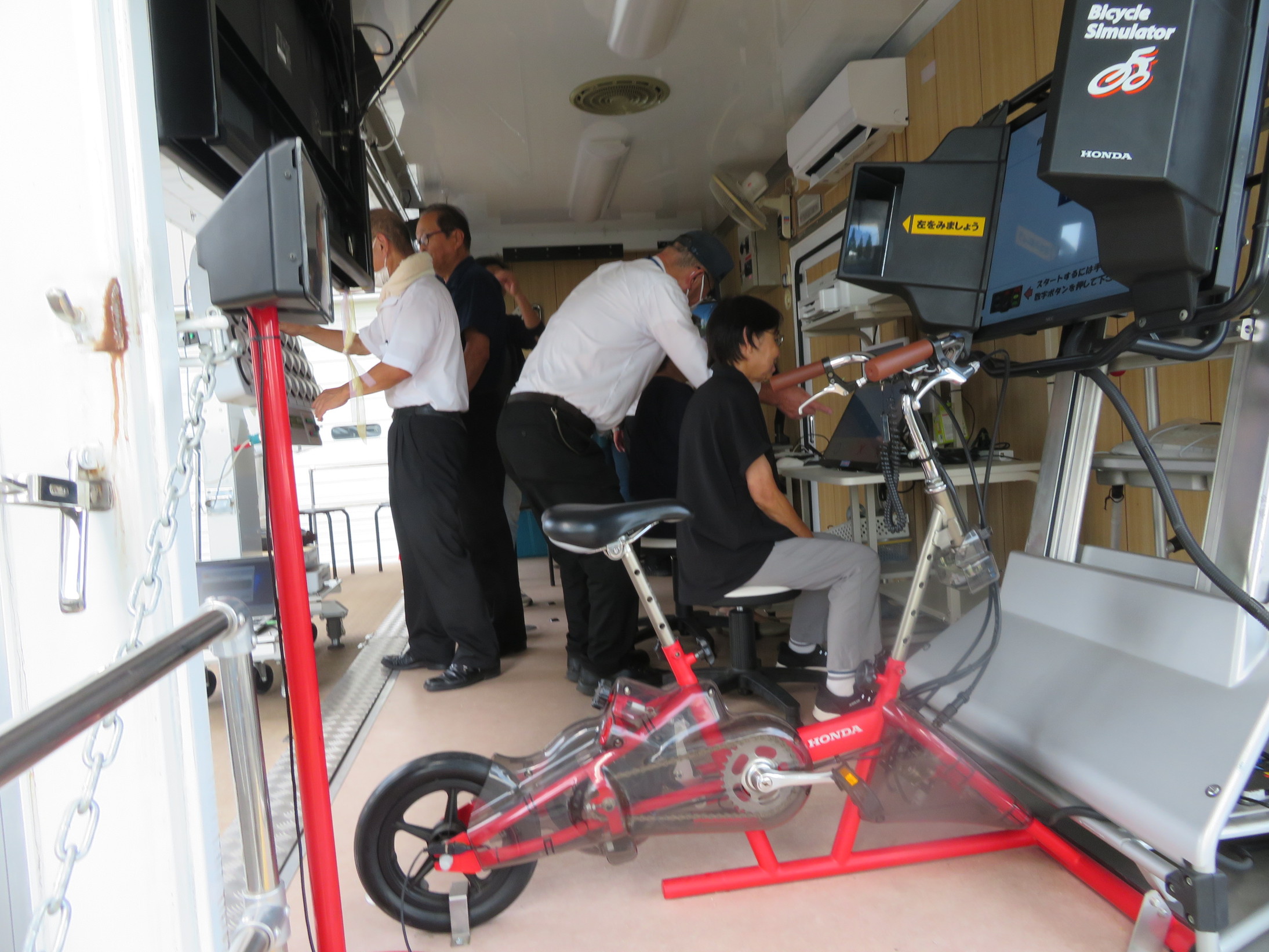 自転車シミュレーター体験の様子