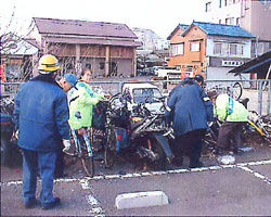 放置自転車・バイクの撤去作業の写真