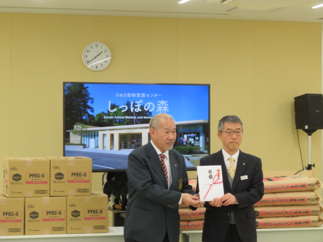 高松西ロータリークラブ様より、ペットフードのご寄附を頂きました