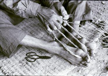 牛の沓を編む古老の足