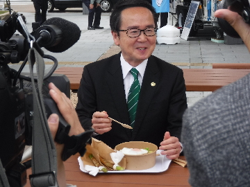 池田知事がキーマカレーを試食する様子