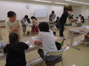 夏休み漆芸体験教室会場の様子