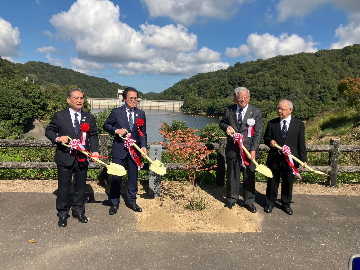 記念植樹の様子