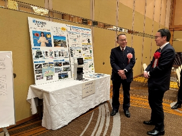 受賞内容について説明を受ける池田知事の様子