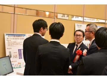 お話しする池田知事の様子