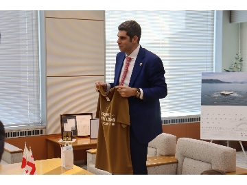 「かがわマラソン」の大会PRサポーターTシャツをお渡しした様子