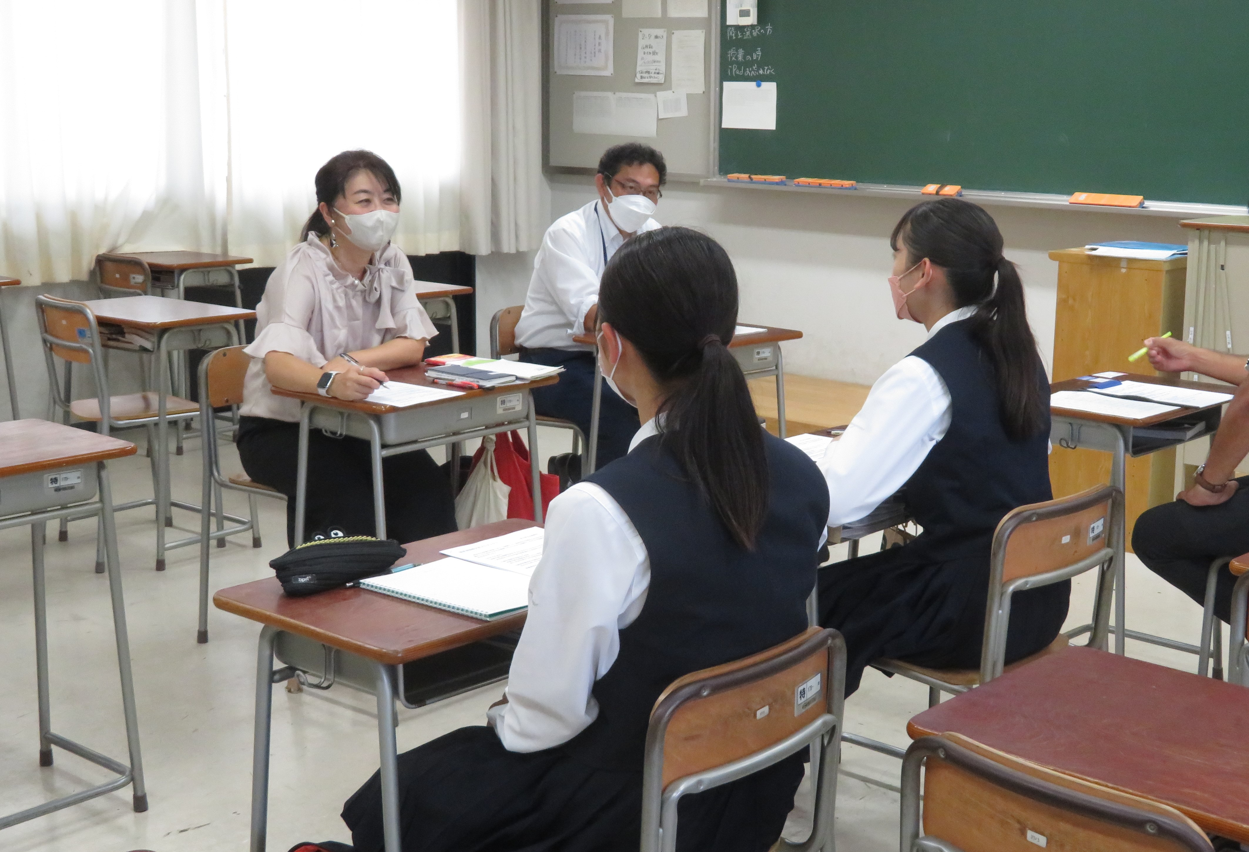 丸亀高校の生徒に話をする小林純子さん