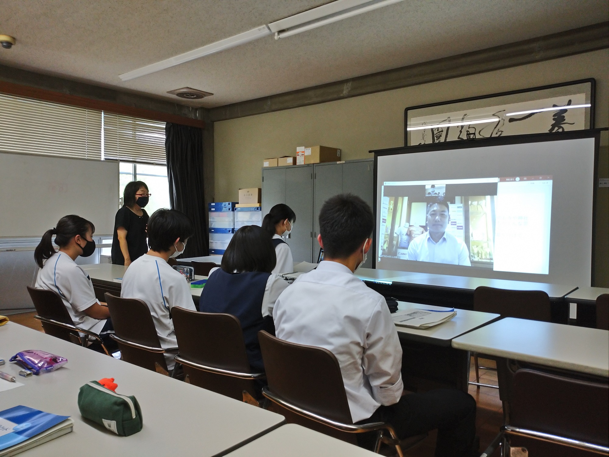 高松西高校の生徒にオンラインで講演する難波修二郎さん