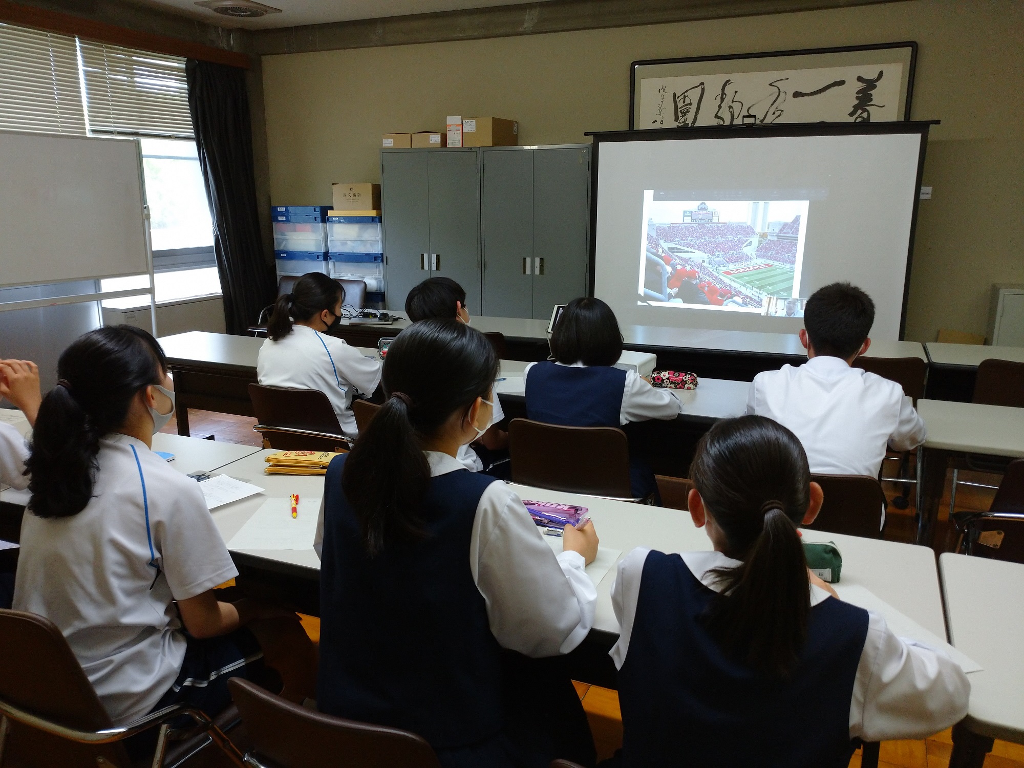 高松西高校の生徒にオンラインで講演する難波修二郎さん2
