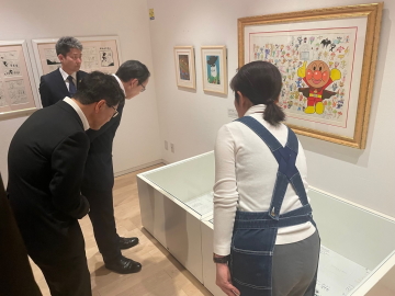 知事が作品の展示を観覧中