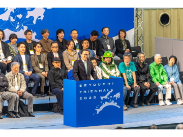 知事が開幕の挨拶をしている