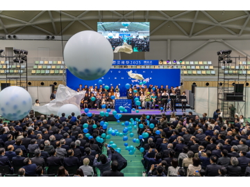 開幕の風船を飛ばしている