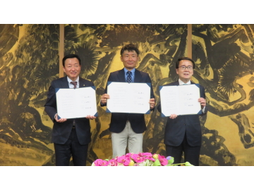 知事と高松市長と企業代表取締役が締結のサインを見せている