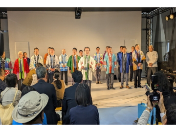 知事がステージで挨拶をしている