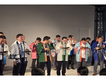 知事がステージで皆さんと一緒にソーメンを試食している