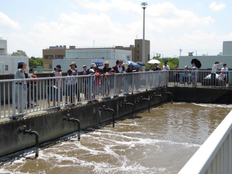 写真）施設見学の様子