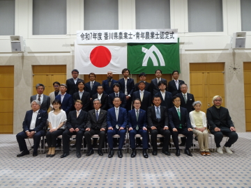 知事が集合写真に写っている