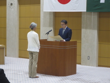 知事が認定証の授与を行っている