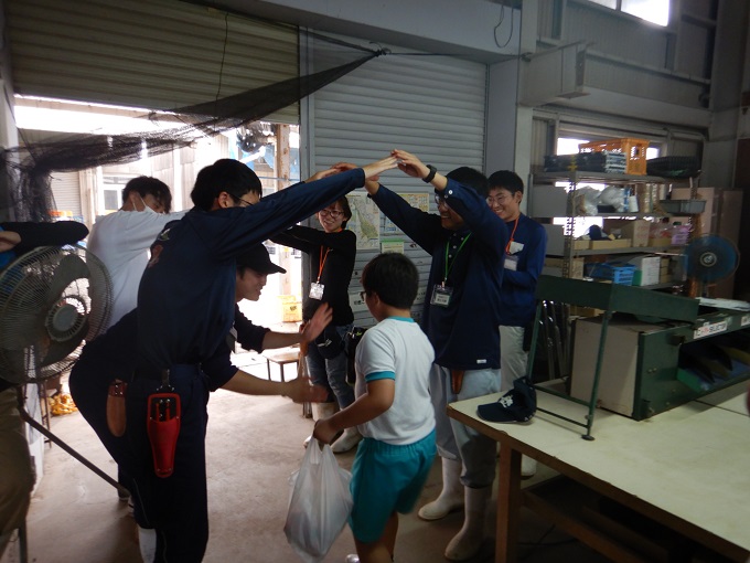 笑顔でハイタッチ