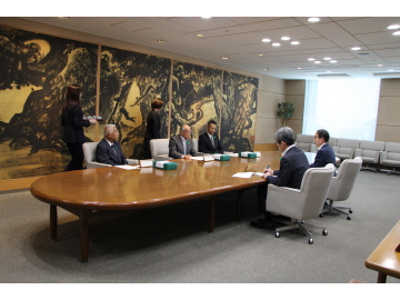 知事が功労者の方とお話しをしている