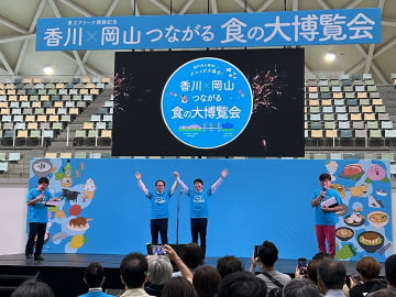 知事がステージで開会宣言をしている