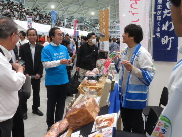 知事がブースを見学している