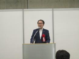 知事が演説をしている