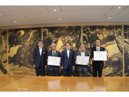 知事が功労者の方と集合写真に写っている