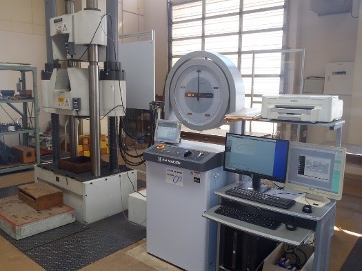 万能材料試験機（100tf)