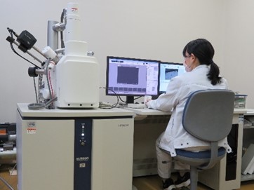 低温低真空対応走査電子顕微鏡（元素分析付）の写真