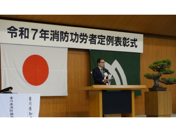 知事が演題で話している