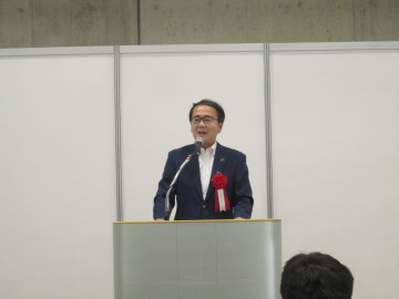 知事が演説をしている