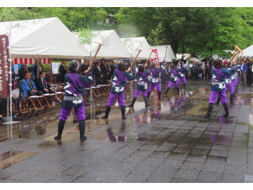 知事が伝統芸能の踊りを観賞している