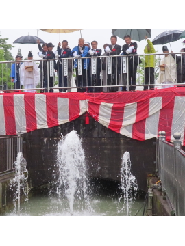 知事が神事に参加している