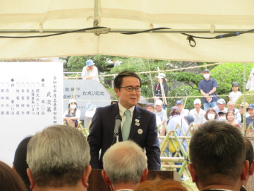 知事が式典の挨拶をしている