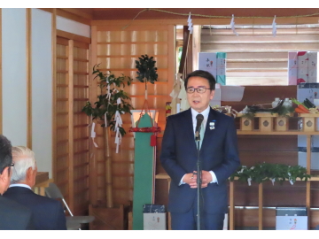 知事が祝辞を述べている