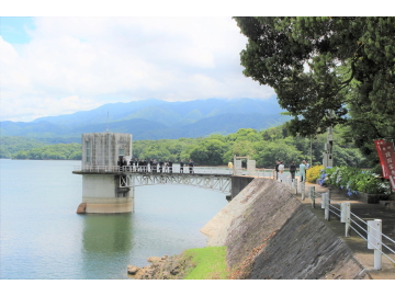 取水塔が写っている