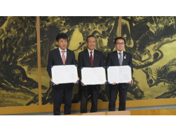 知事が協定書を見せている