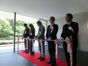 知事がテープカットをしている