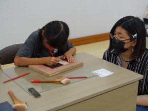 夏の漆芸体験教室指導の様子