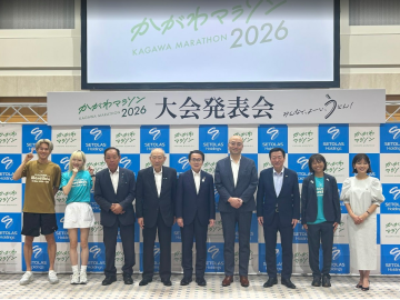 知事が集合写真に写っている