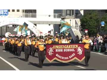 高校生がパレードをしている