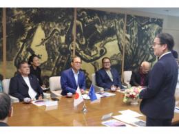 知事があいさつをしている